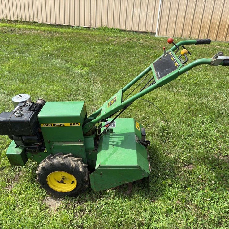 JOHN DEERE 820
