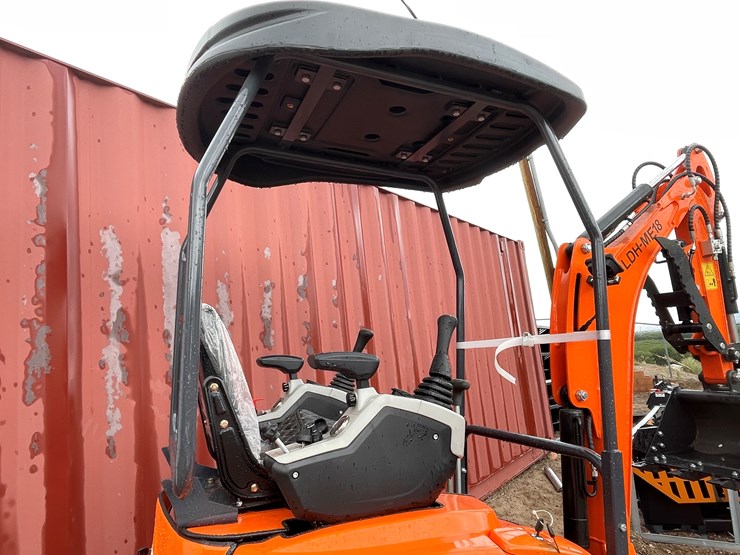 #2010-•-mini-excavator-image-9