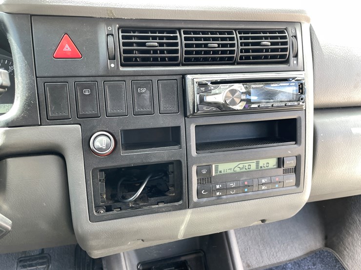 #501-•-2002-volkswagen-eurovan-mv-(title-in-delay)-image-16