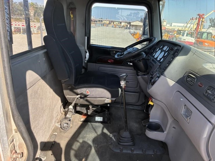 2013-peterbilt-384-image-14