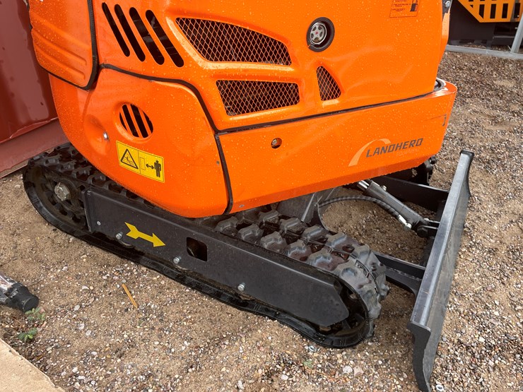 #2010-•-mini-excavator-image-7
