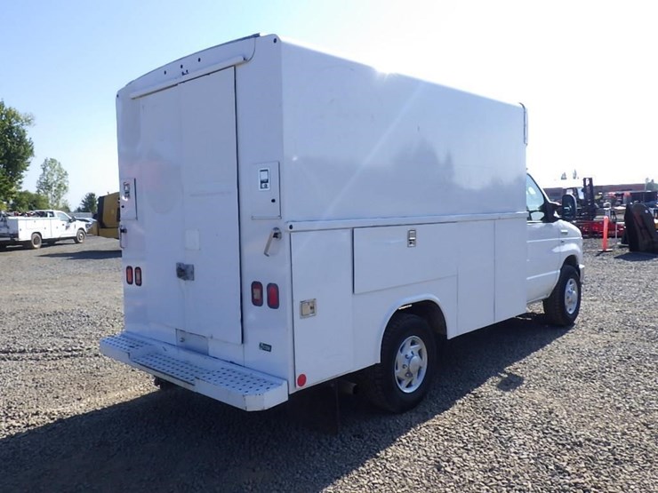 2010-utility-van-image-4