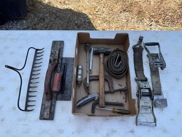 ratchet-straps,-trowels-&-mini-sledge-hammer-image-1