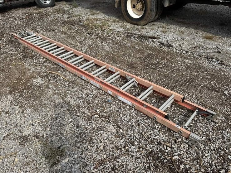werner-28-in-fiberglass-extension-ladder-image-1