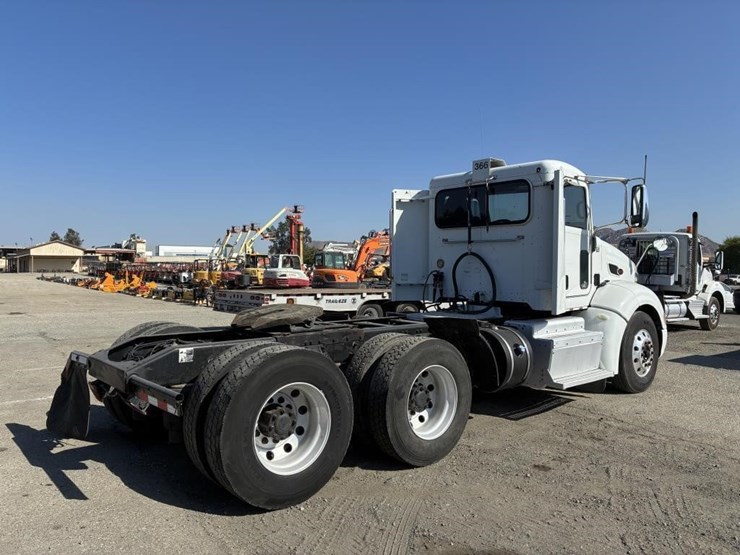 2013-peterbilt-384-image-3