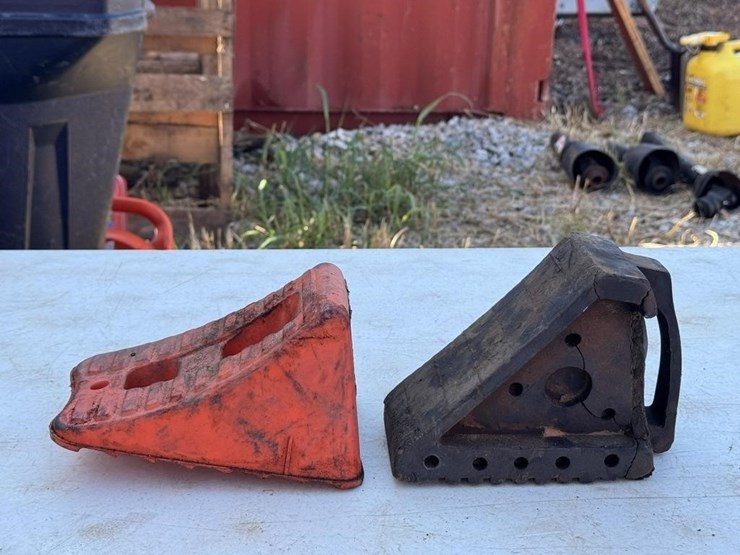 trailer-coupler-lock,-hitch-ball-&-wheel-chocks-image-5
