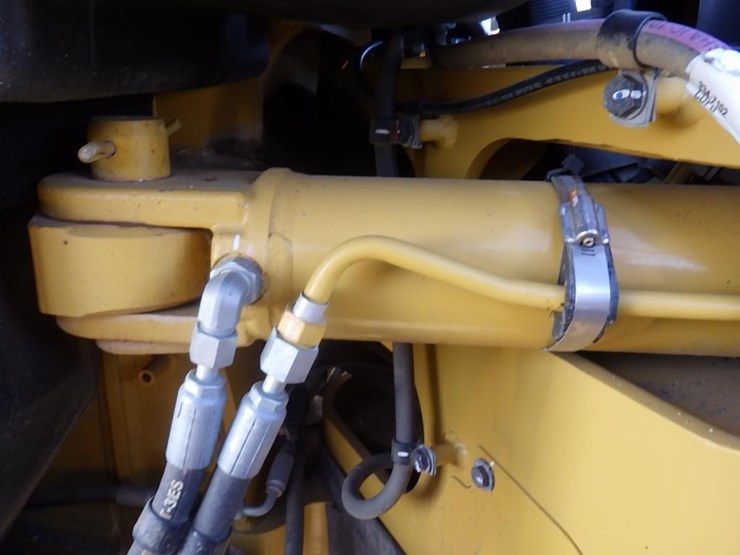 2013-caterpillar-140m2-image-35