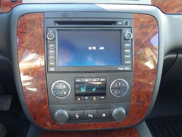 2011-chevrolet-tahoe-image-25