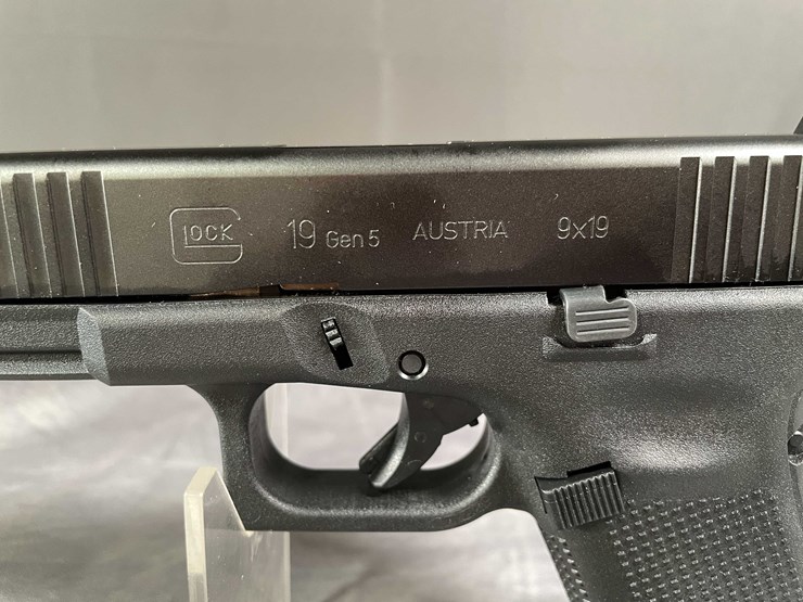 #5147-•-glock-g19-gen-5,-9mm-luger-pistol,-sn:-bsxe405,-(neenah,-wi)-image-8
