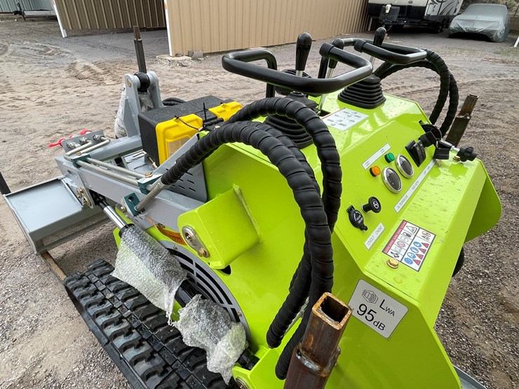 #2027-•-mini-skid-steer-loader-(bucket-damaged)-image-11