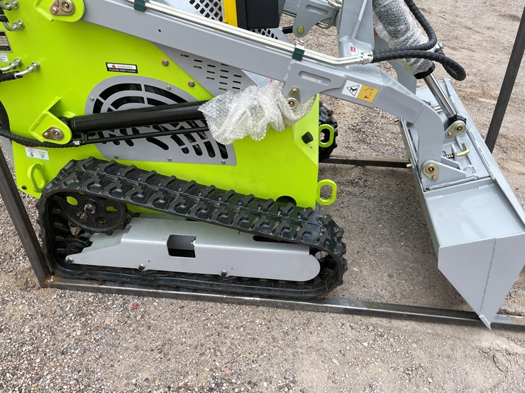 #2027-•-mini-skid-steer-loader-(bucket-damaged)-image-2