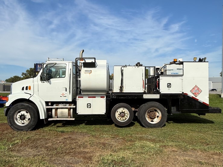 #17-•-2008-sterling-9500-tandem-axle-conventional-fuel-&-lube-truck-image-76