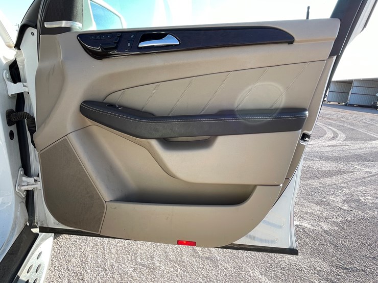 2015-mercedes-benz-gl450-image-53