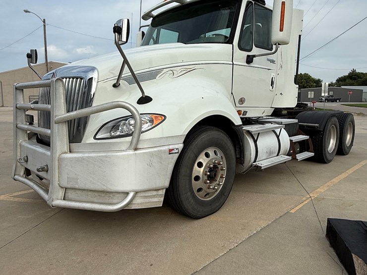 2010-international-prostar-image-1