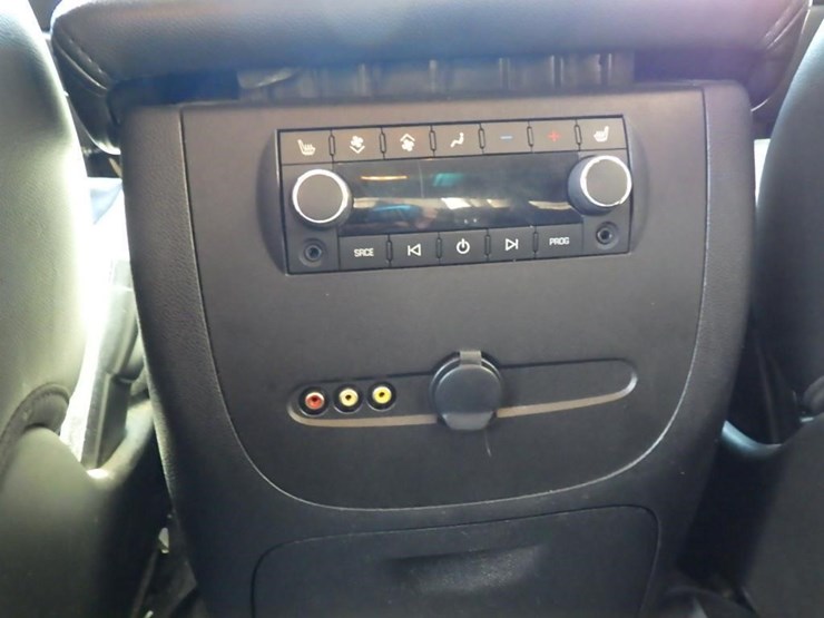 2011-chevrolet-tahoe-image-30