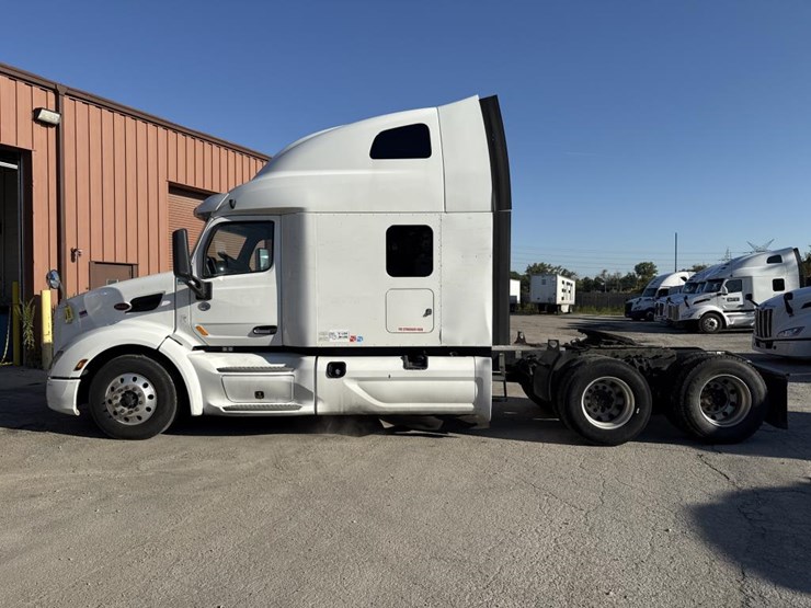 2020-peterbilt-579-image-2