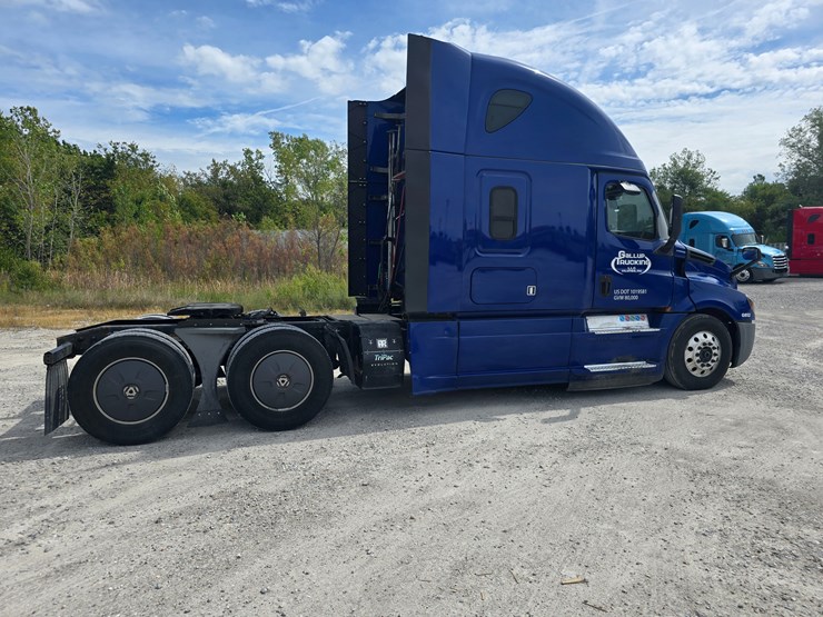 2019-freightliner-cascadia-126-image-21