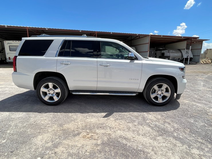 2017-chevrolet-tahoe-image-4