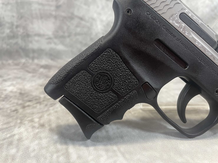 #5165-•-smith-&-wesson-bodyguard,-engraved-380-auto-pistol,-sn:-kes4008,-(neenah,-wi)-image-6