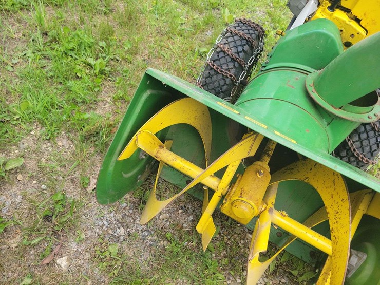 john-deere-826-gas-powered-snow-blower,-electric-or-pull-start,-tire-chains-image-14