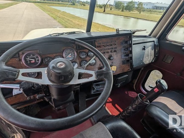 1993-peterbilt-357-image-28