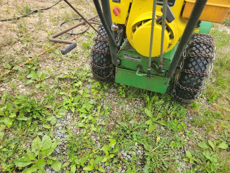 john-deere-826-gas-powered-snow-blower,-electric-or-pull-start,-tire-chains-image-7