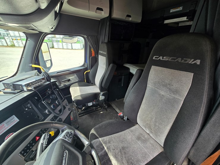 2019-freightliner-cascadia-126-image-60