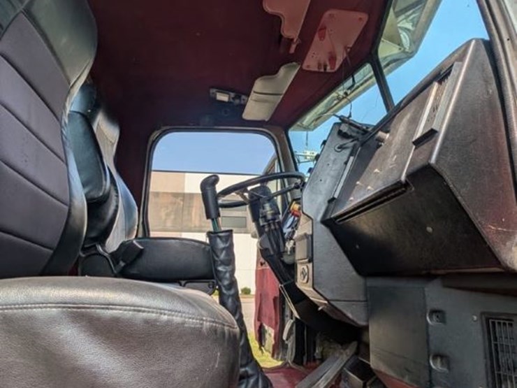 1993-peterbilt-357-image-19