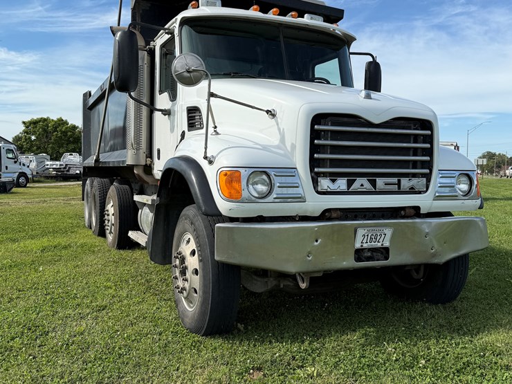 #16-•-2006-mack-cv713-granite-triple-axle-conventional-dump-truck-image-4