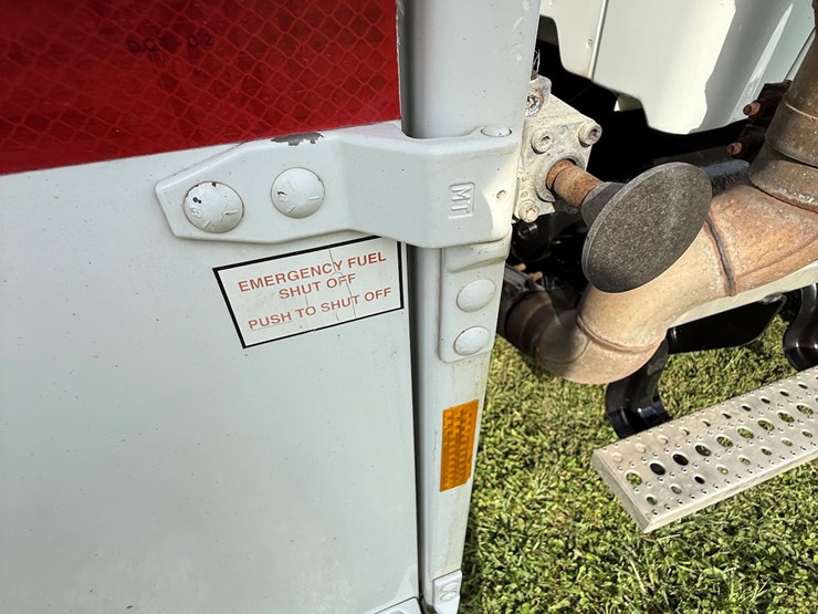 #17-•-2008-sterling-9500-tandem-axle-conventional-fuel-&-lube-truck-image-31
