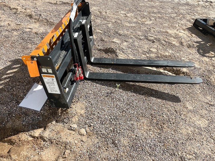 #2032-•-skid-steer-pallet-fork-hydraulic-adjustable-image-3