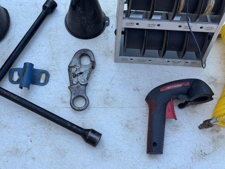 4-way-tool,-air-hose-&-funnels-image-3