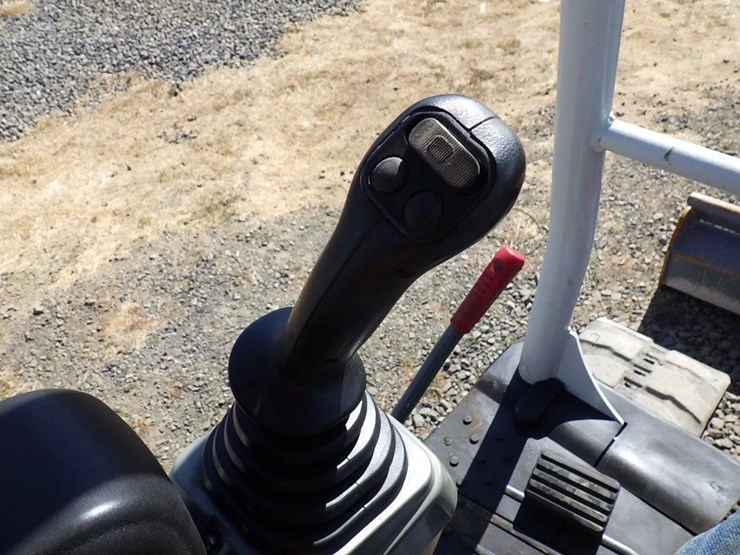 2021-takeuchi-tb240-image-27