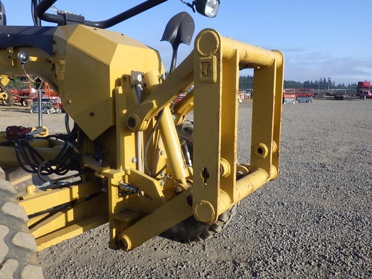 2013-caterpillar-140m2-image-9