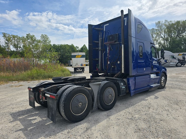 2019-freightliner-cascadia-126-image-18