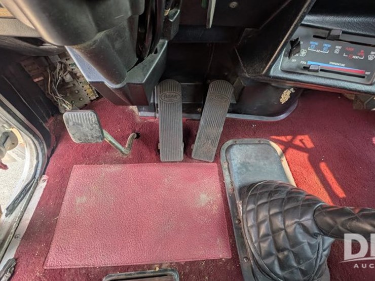 1993-peterbilt-357-image-23