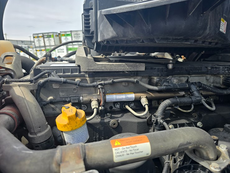2019-freightliner-cascadia-126-image-37