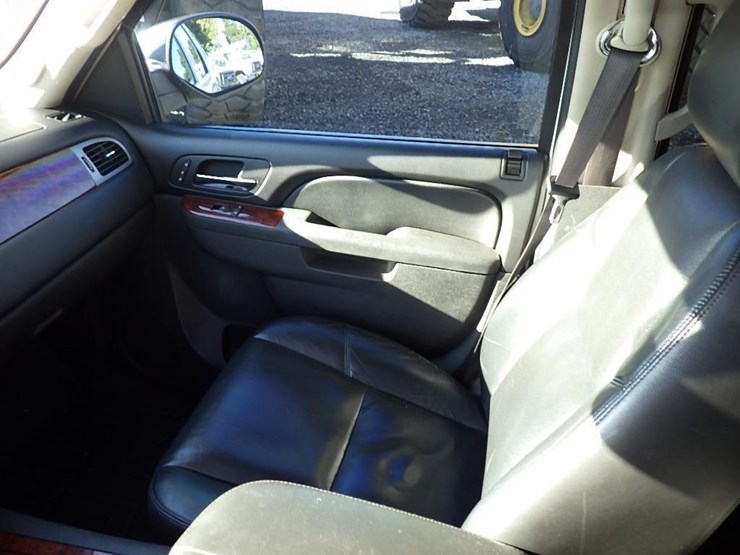 2011-chevrolet-tahoe-image-19