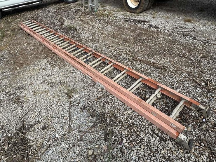 werner-40-ft-fiberglass-extension-ladder-image-1
