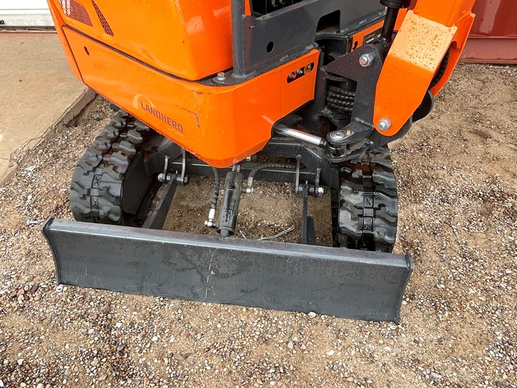#2010-•-mini-excavator-image-6