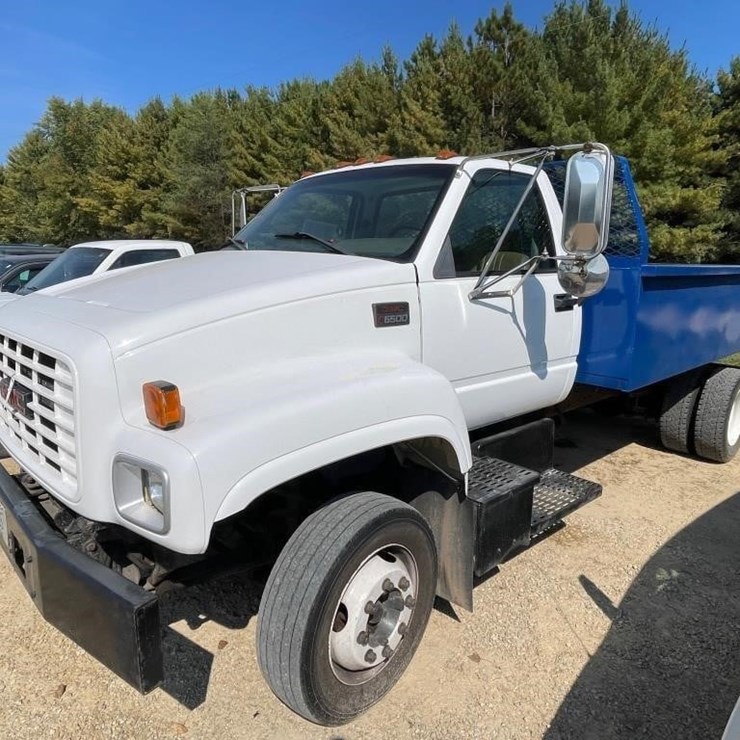 1999 GMC C6500 Truck w/hoist