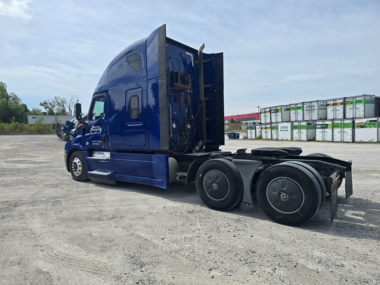 2019-freightliner-cascadia-126-image-10