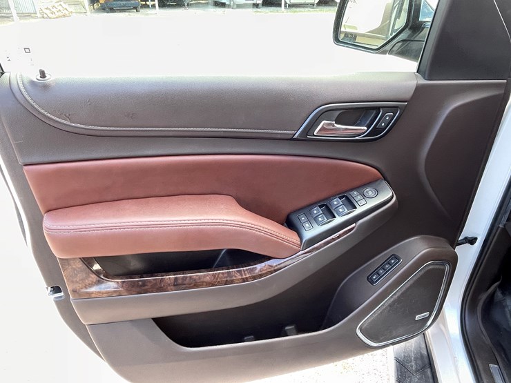 2017-chevrolet-tahoe-image-38