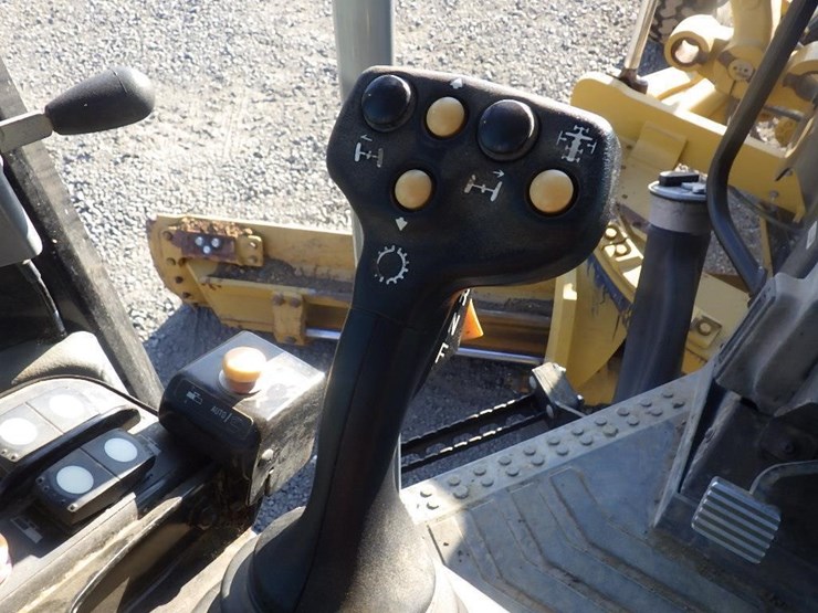 2013-caterpillar-140m2-image-42