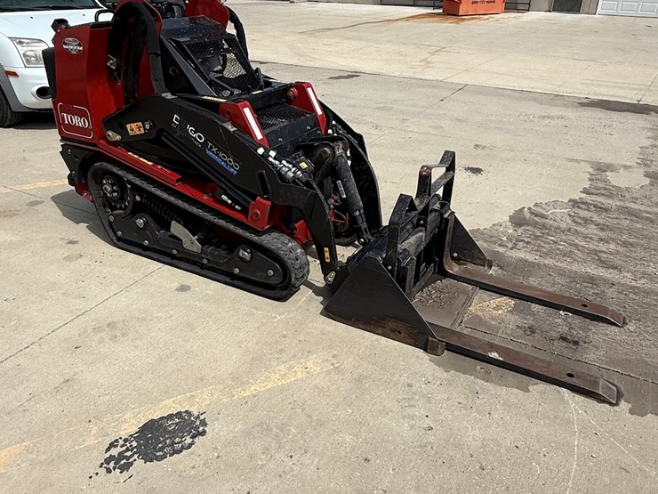 #29-•-2024-toro-dingo-tx-1000-narrow-track-ride-on-skidloader-image-1