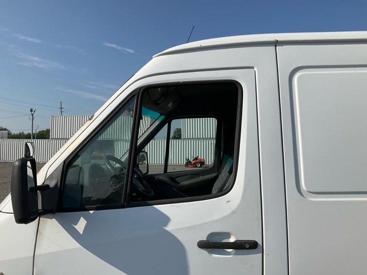 2004-dodge-sprinter-2500-image-16