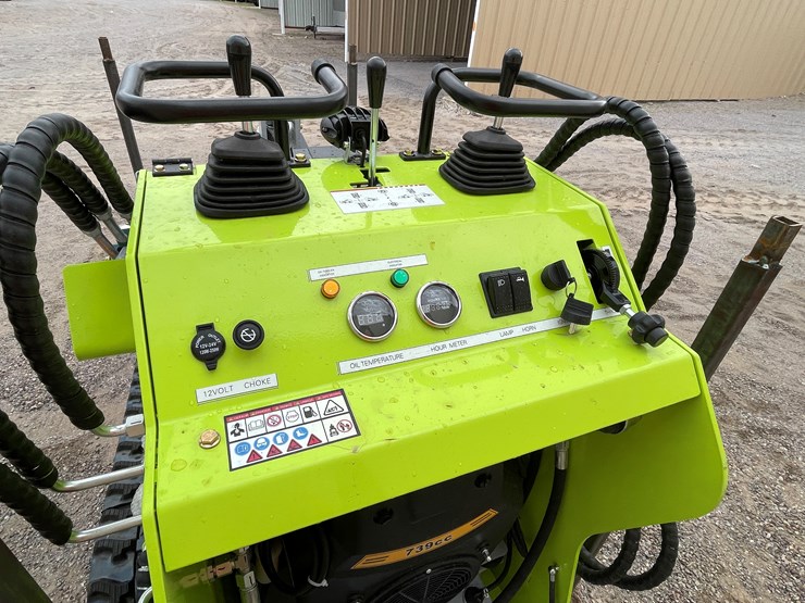 #2027-•-mini-skid-steer-loader-(bucket-damaged)-image-9