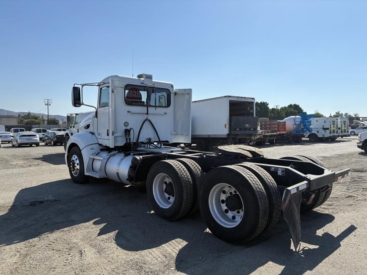 2013-peterbilt-384-image-5