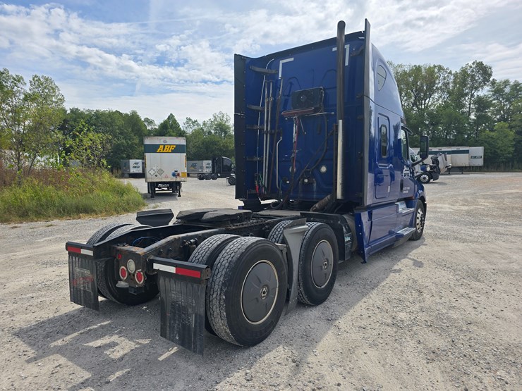 2019-freightliner-cascadia-126-image-17