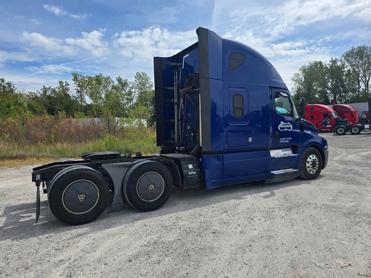 2019-freightliner-cascadia-126-image-20